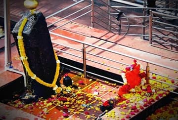 shani dhaiya aur sadhe saati se bachney ke liye kareeyin shani shignapur mein shani dosh nivaran puja