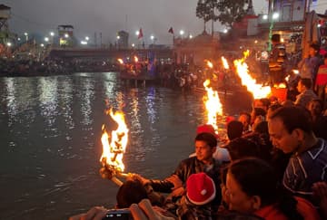 svasth-samrddh-aur-sukhad-jeevan-ke-lie-haridvaar-mein-karavaen-maan-ganga-kee-aaratee