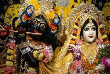 vrindavan-ke-bihariji-mandir-mein-gulab-jal-se-karaayein-garbh-grah-ka-prakshlan-aur-bihariji-ka-snan-hota-hai-shatroon-ka-vinash-aur-dhan-vaibhav-ka-aagman