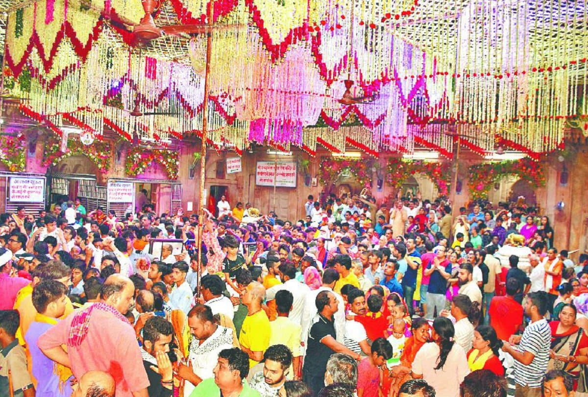 on holi offer gulal to bihariji in vrindavan
